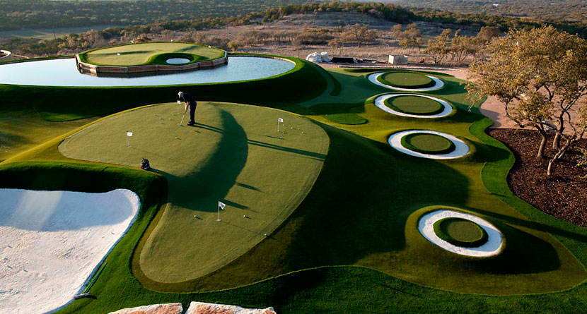 10 Awesome Golf Backyards