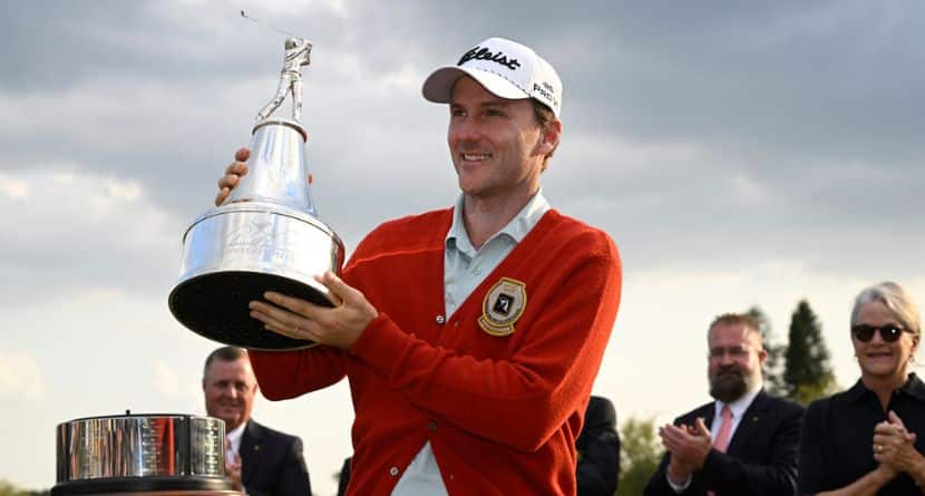 Russell Henley sostiene el trofeo que lo acredita como campeón del torneo de golf Arnold Palmer Invitational en Bay Hill, el domingo 9 de marzo de 2025, en Orlando, Florida. (AP Foto/Phelan M. Ebenhack)