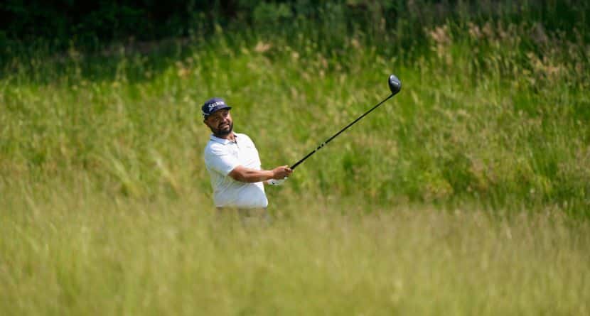J.J. Spaun watches his tee shot on the seventh hole during the first round of the U.S. Open golf tournament at Oakmont Country Club Thursday, June 12, 2025, in Oakmont, Pa. (AP Photo/Charlie Riedel)
